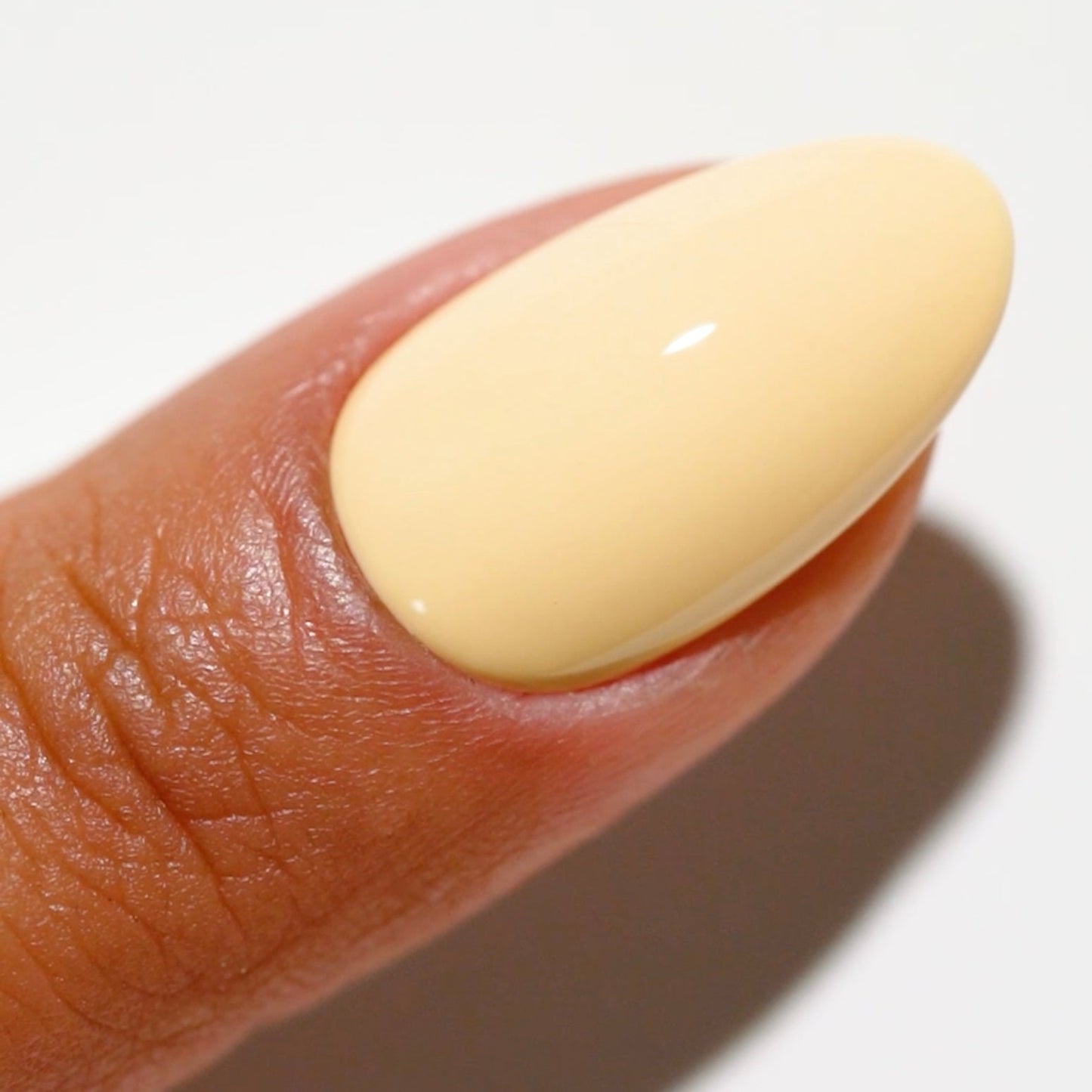 DND DC Gel Duo Gimmie’ Butter #2509, gel nail polish and lacquer set with pastel yellow and beige shades, glossy finish.