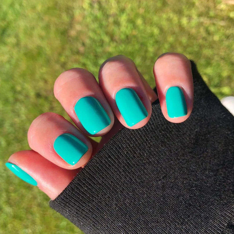 DND Daisy Gel Duo Caribbean Sea #666 with glossy gel nail polish and lacquer in a vibrant blue-green shade.