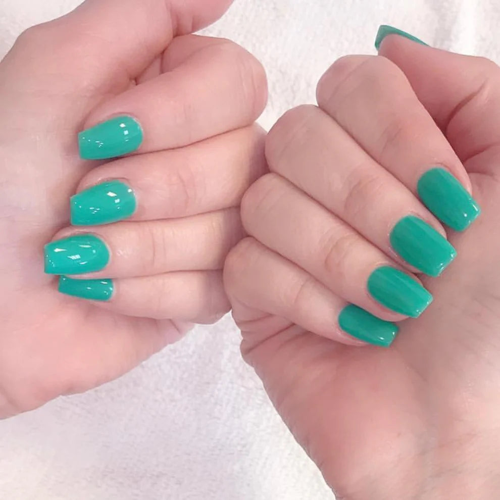 DND Daisy Gel Duo Caribbean Sea #666 featuring vibrant blue gel nail polish and lacquer with a glossy finish