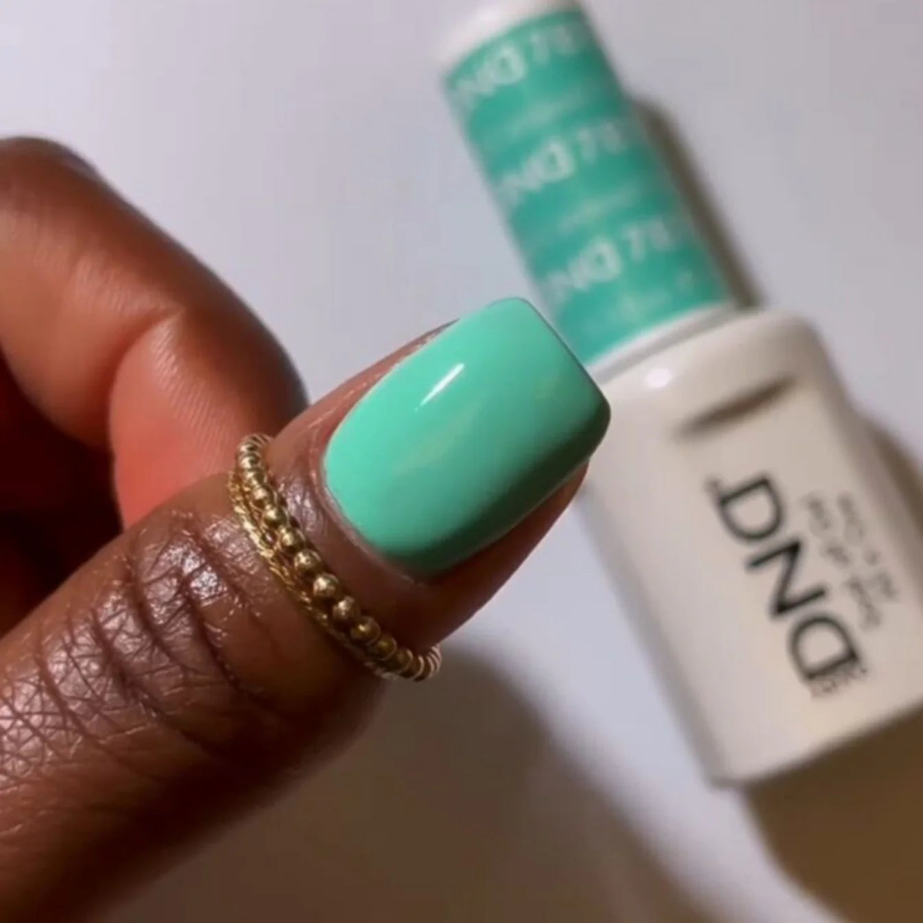 DND Daisy Gel Duo Carousel #787 showing a swatch of pink gel nail polish and lacquer on a nail tip.