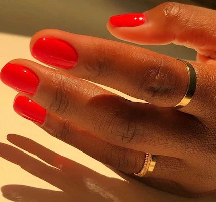 DND Daisy Gel Duo featuring DND Red #563 gel nail polish and lacquer, with a close-up of the vibrant red nail color and glossy finish.