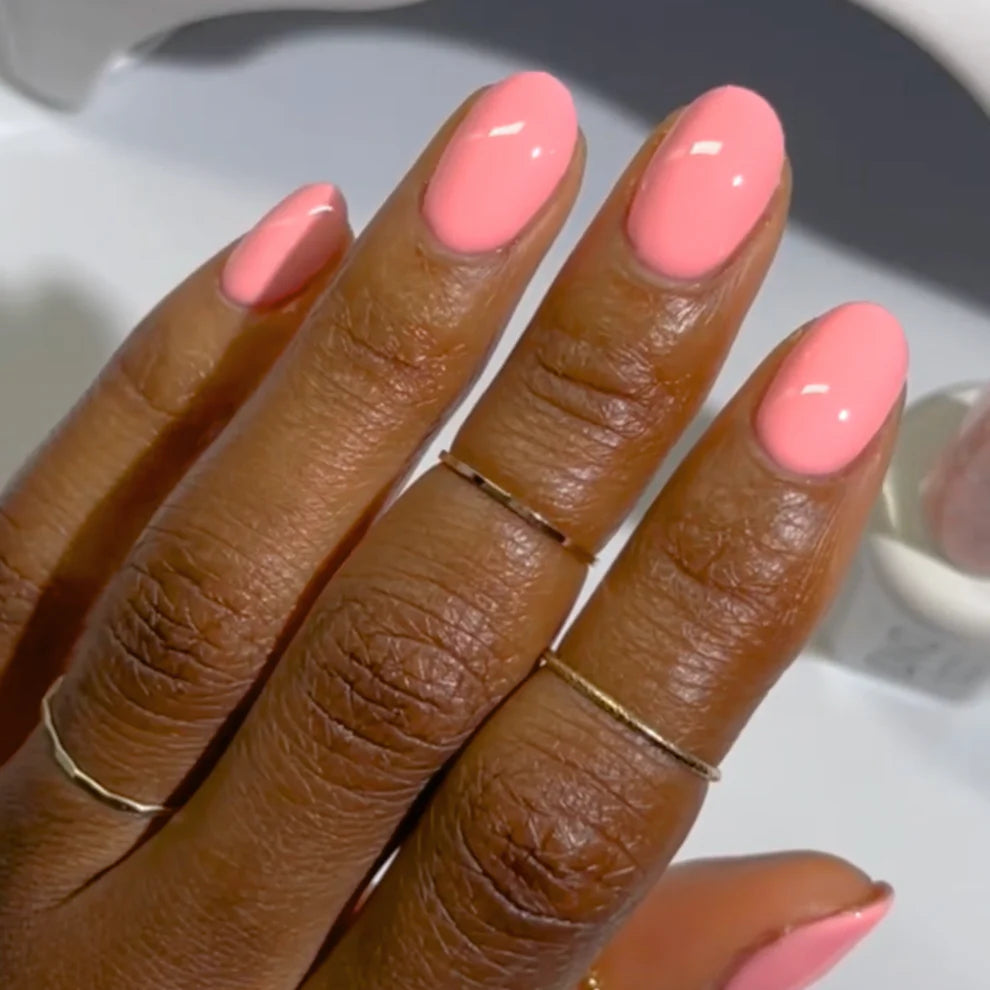 DND Daisy Gel Duo Jiggles #724: Swatch of vibrant gel nail polish and lacquer in a bright, cheerful yellow shade.
