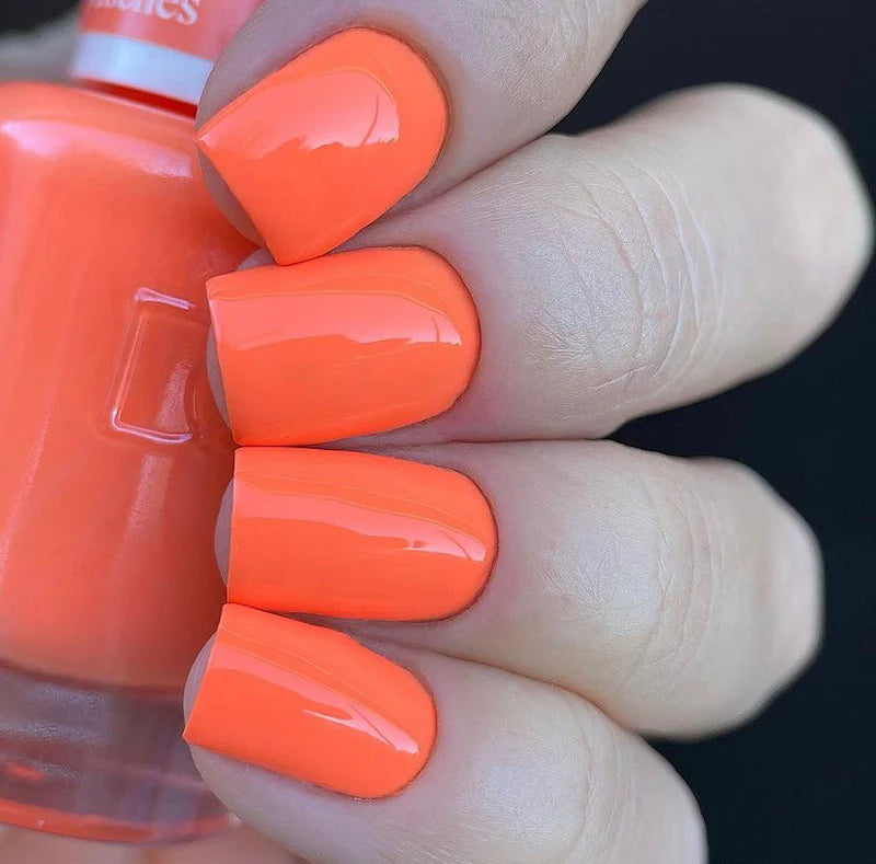 DND Daisy Gel Duo Peaches n Cream #805 with peach-colored gel nail polish and lacquer in a glossy finish