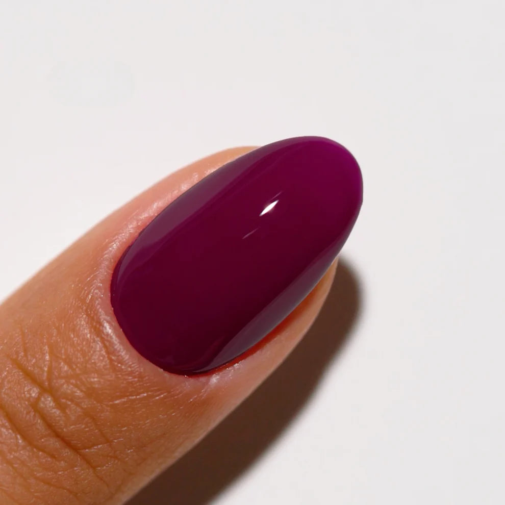 DND Daisy Gel Duo Plum #731 gel nail polish and lacquer swatch showing deep purple color and glossy finish.