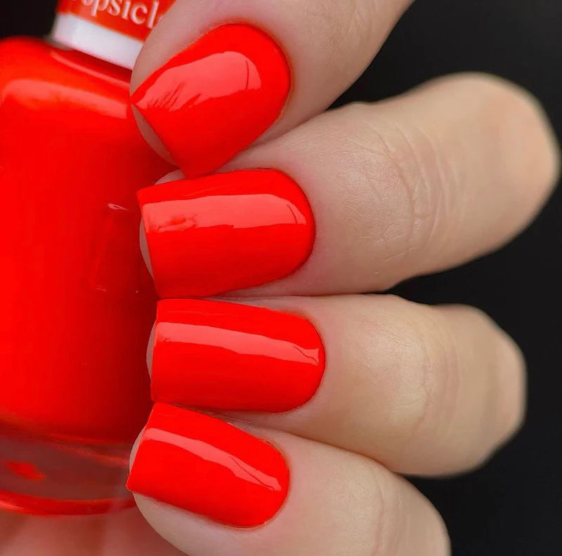 DND Daisy Gel Duo Popsicle #818 with vibrant pink and purple gel nail polish and lacquer in a decorative container.