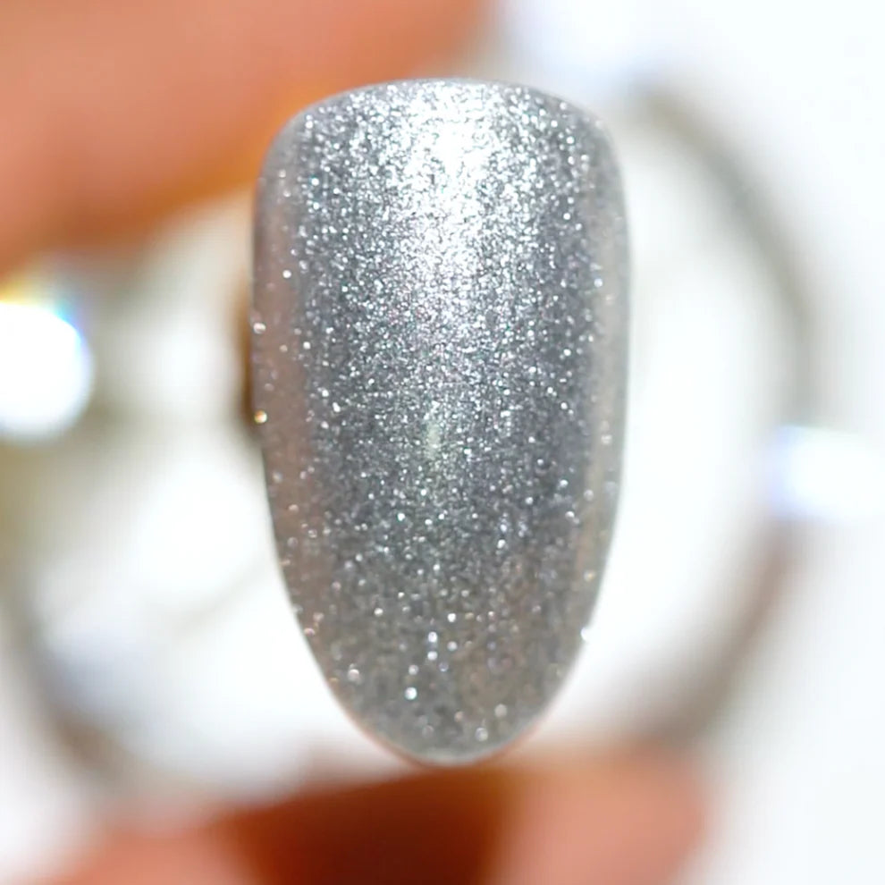 DND Daisy Gel Duo Stormi #777 with swatch of gel nail polish and lacquer in a vibrant, floral-inspired shade.