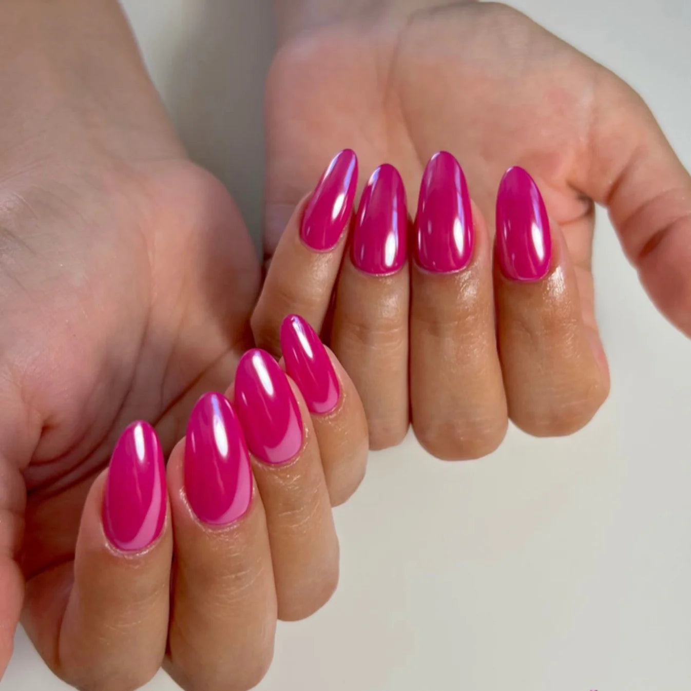 Swatch of DND Daisy Gel Duo Tropicana Daze #815 featuring vibrant orange and pink gel nail polish and lacquer on a nail display