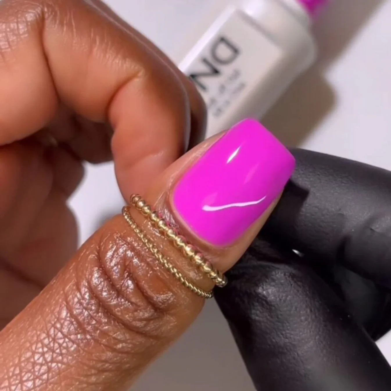 DND Daisy Gel Duo Twister #798 swatch showing vibrant pink and purple gel nail polish and lacquer colors.