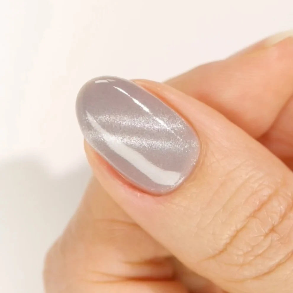 DND DC Gel Polish in 9 Lives shade, pastel purple with velvet cream finish and cat eye shimmer, shown as a nail swatch.