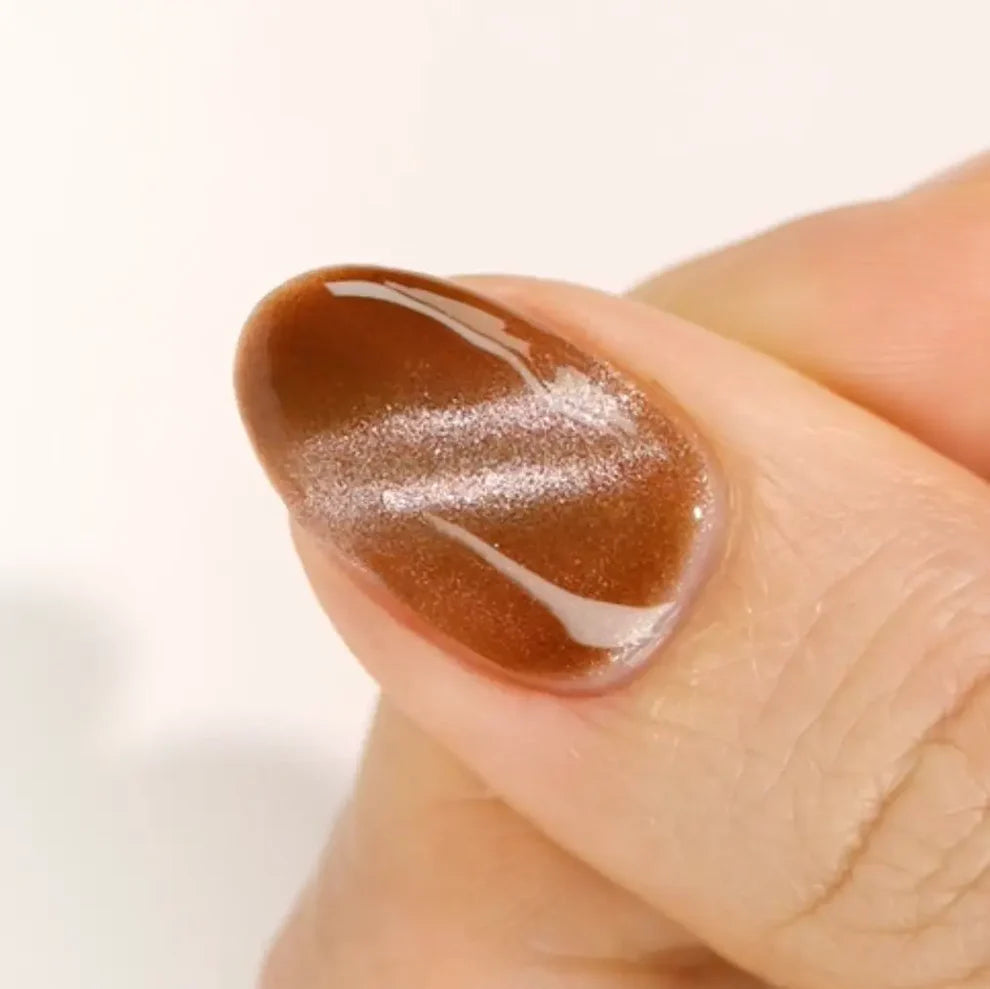 DND DC Gel Polish Cat Wink #35 with velvet caramel brown shade featuring shimmer and cat eye effect on manicured nails