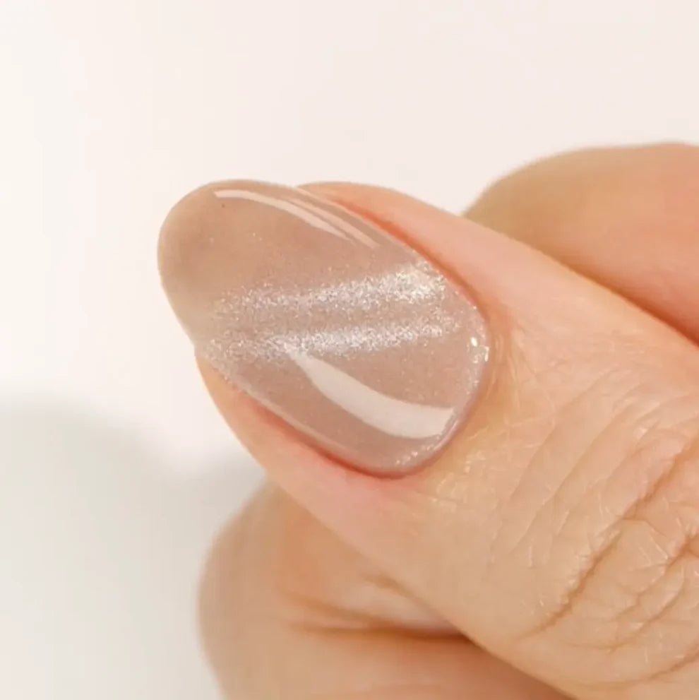 DND DC Gel Polish Catsanova #32 Cat Eye with velvet shimmer, light tan nude color, displayed as a swatch on nails.