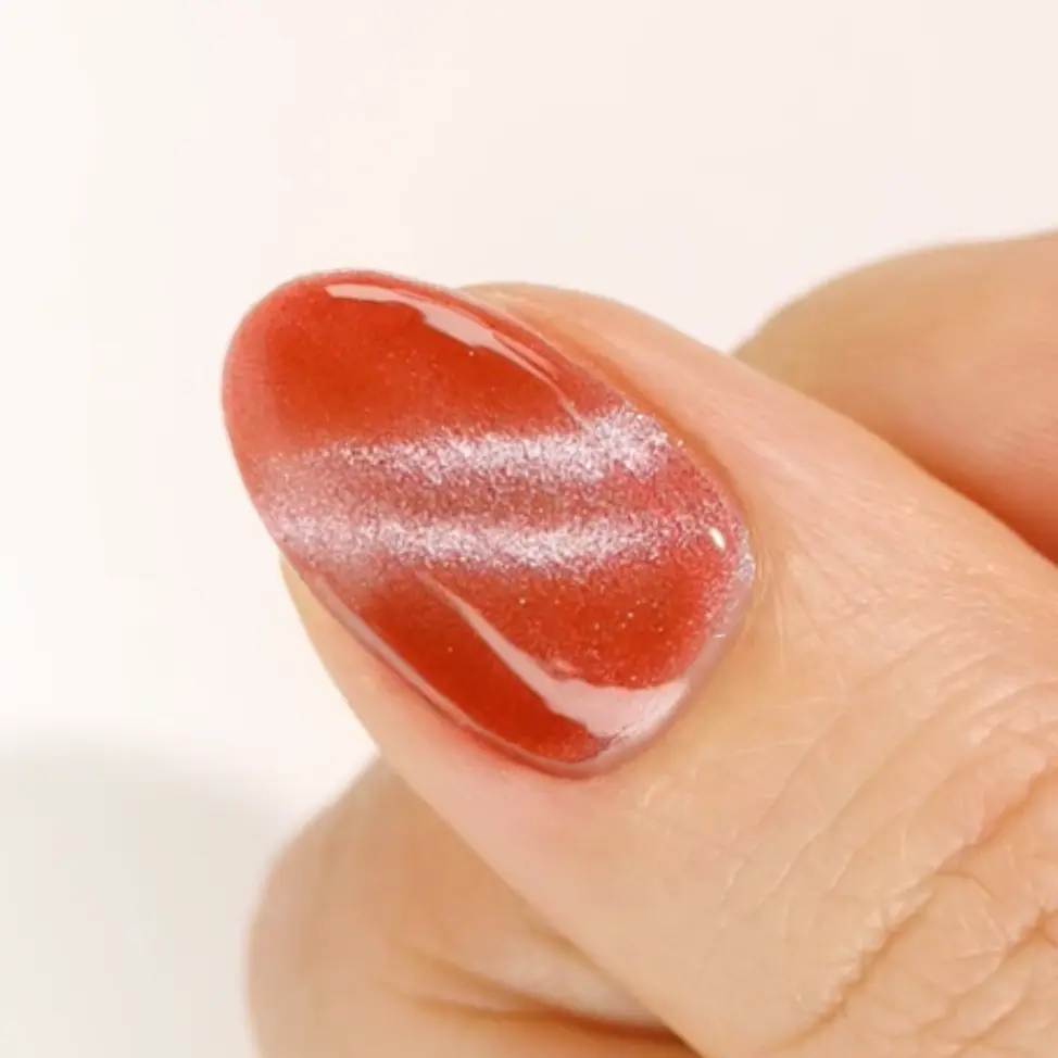 DND DC Gel Polish Cleocatra #26 cat eye gel with velvet cream and shimmer, displayed on a swatch nail showing red russet tones