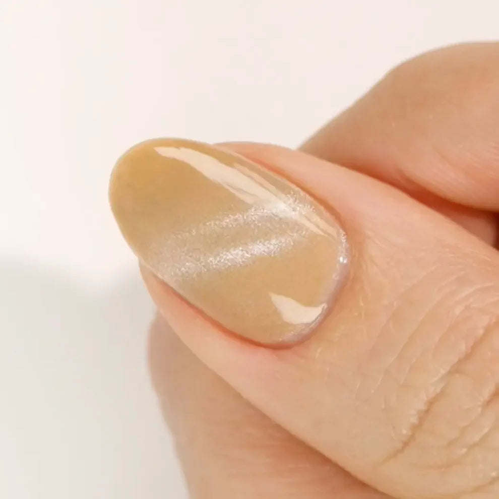DND DC Gel Polish DND DC Gel Cat Eye Espresso Silk #36 with light gold shimmer and velvet finish on nails