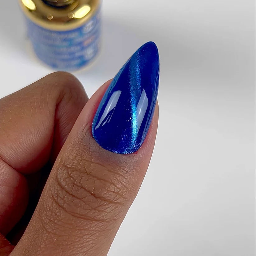 DND DC Gel Polish in Galactic Sapphire #04 featuring a vibrant blue cat eye effect with glitter and shimmer.