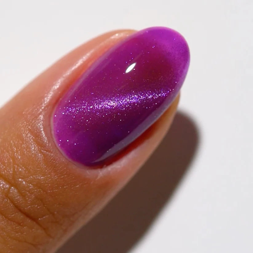 DND DC Gel Polish Cat Eye Jelly Drippin' shade #05 showcasing vibrant, glossy purple gel nail color with cat eye effect.