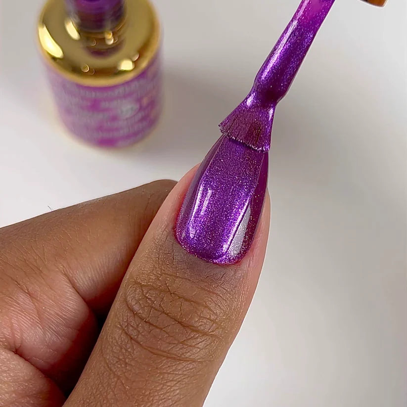DND DC Gel Polish Cat Eye Jelly Drippin' #05 with vibrant, shimmering gel polish featuring a cat eye effect and jelly finish.