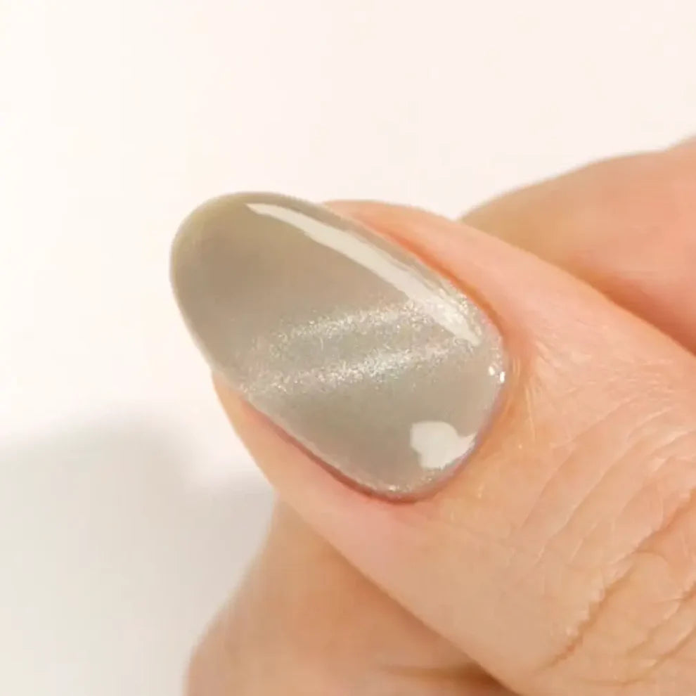 DND DC Gel Polish Korat Stardust #30 swatch featuring warm clay grey with velvet cat eye shimmer for elegant nail art.