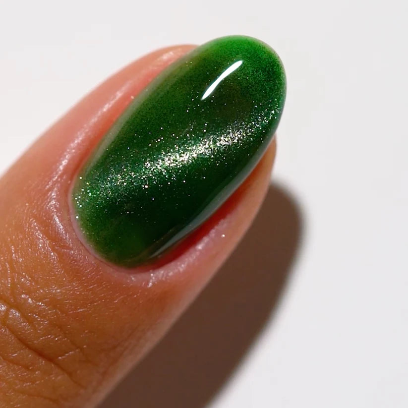 DND DC Gel Polish in Purrsian Purrfection #08, a vibrant cat eye gel nail polish with shimmering purple and pink tones.