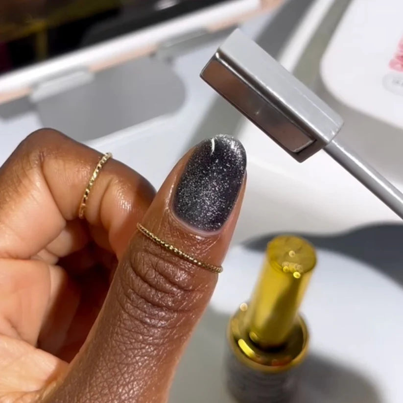 DND DC Gel Polish in Shadow Panther #11, a deep black cat eye gel with shimmer effect, displayed in swatch image.