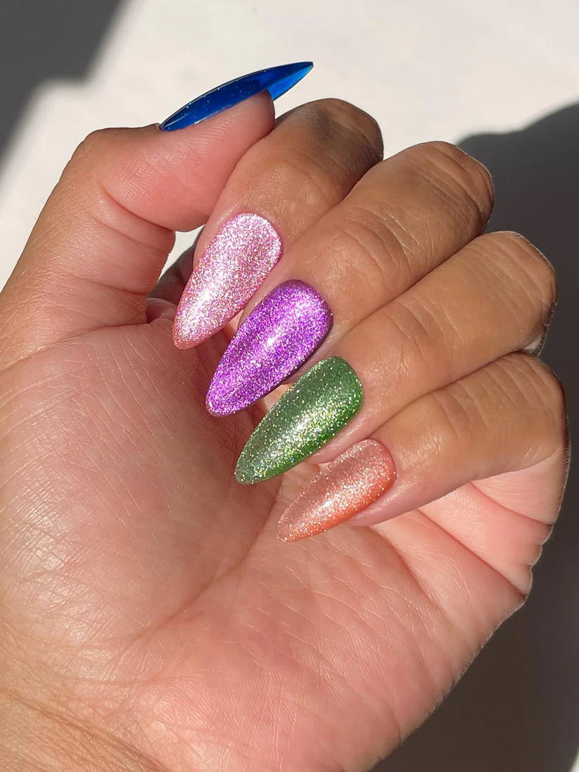 DND DC Gel Polish Cat Eye in Velvet Fern #07 showing a smooth, shiny gel manicure with a green velvet fern color and cat eye effect.