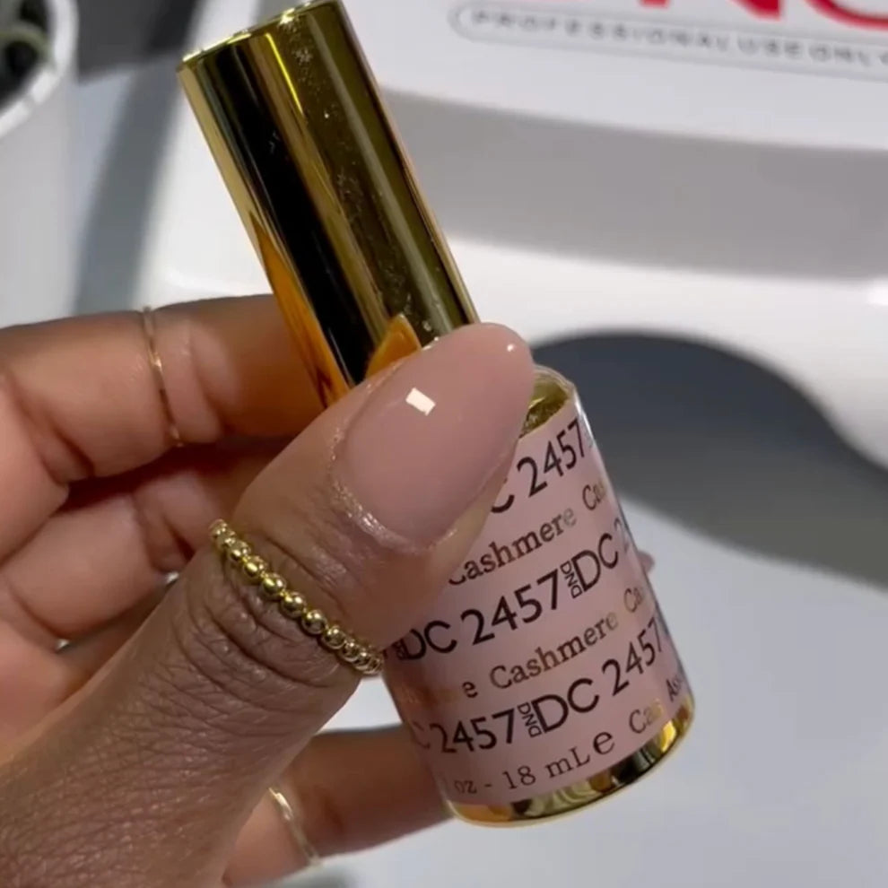 Swatch of DND DC Gel Duo Cashmere nail polish and lacquer in shade #2457, showing a soft, elegant nail color.