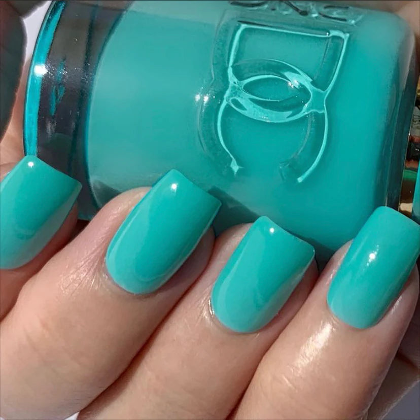 DND DC Gel Duo Chasing Summer nail polish and lacquer set in vibrant summer shades, featuring glossy gel finish and color duo.