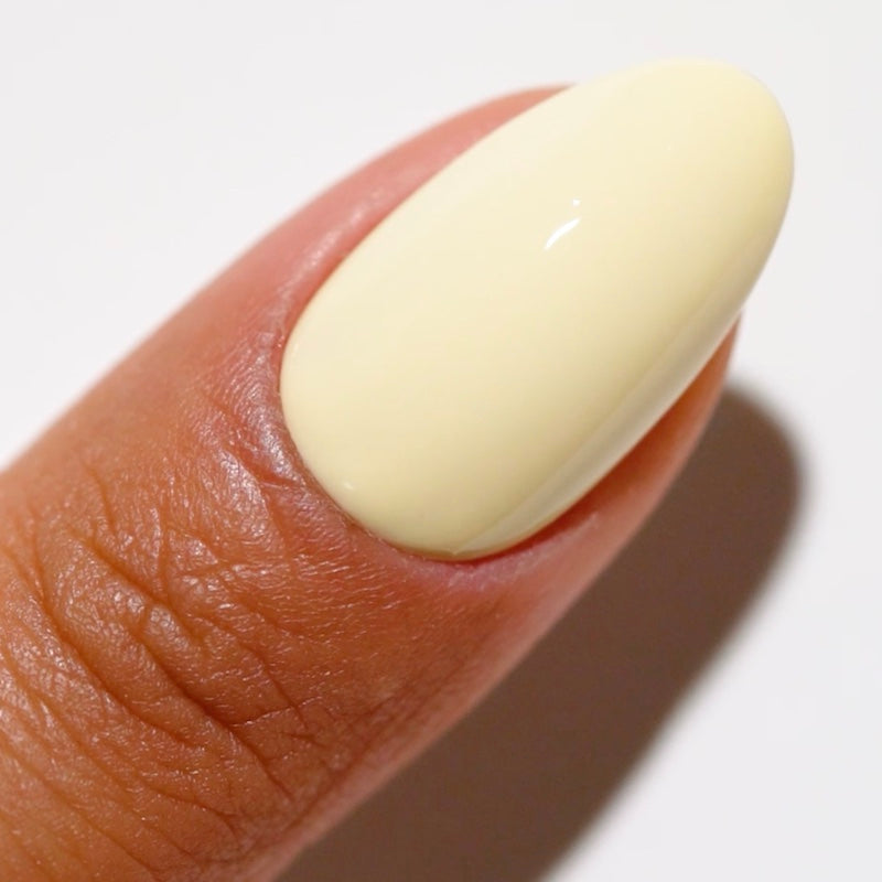 DND DC Gel Duo Dainty Daisies #2515 featuring floral nail polish and lacquer in a dainty daisy design.