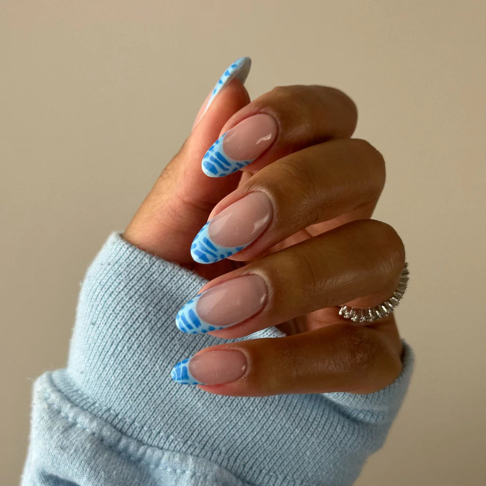 DND DC Gel Duo Milky Blue #031 gel nail polish and lacquer set displayed in a close-up image.