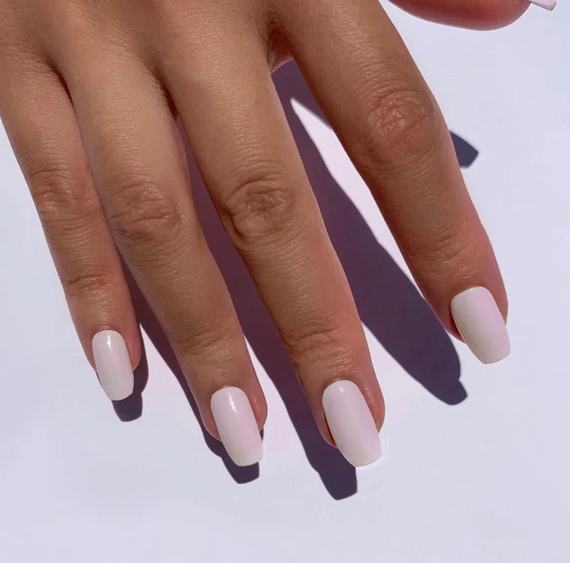 White Bunny DND DC Gel Duo #057 gel nail polish and lacquer set, featuring a glossy white finish for stylish manicures.