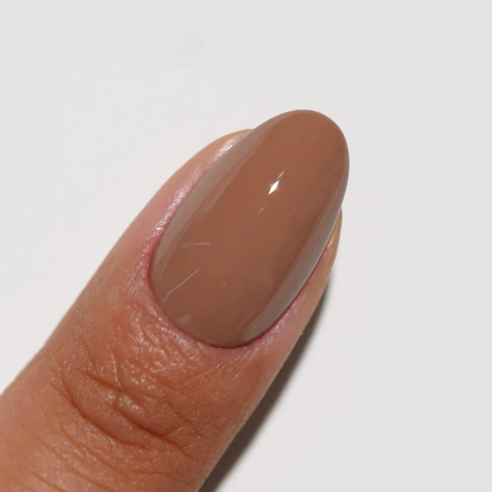 DND Diva Duo Gel & Polish in Almond Toffee 267, showing a luxurious gel nail polish and lacquer in warm caramel shade.