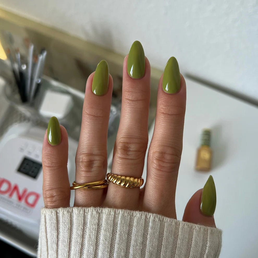 DND Diva Duo Gel & Polish in Collard Greens 281 featuring a vibrant green gel nail polish and lacquer finish.