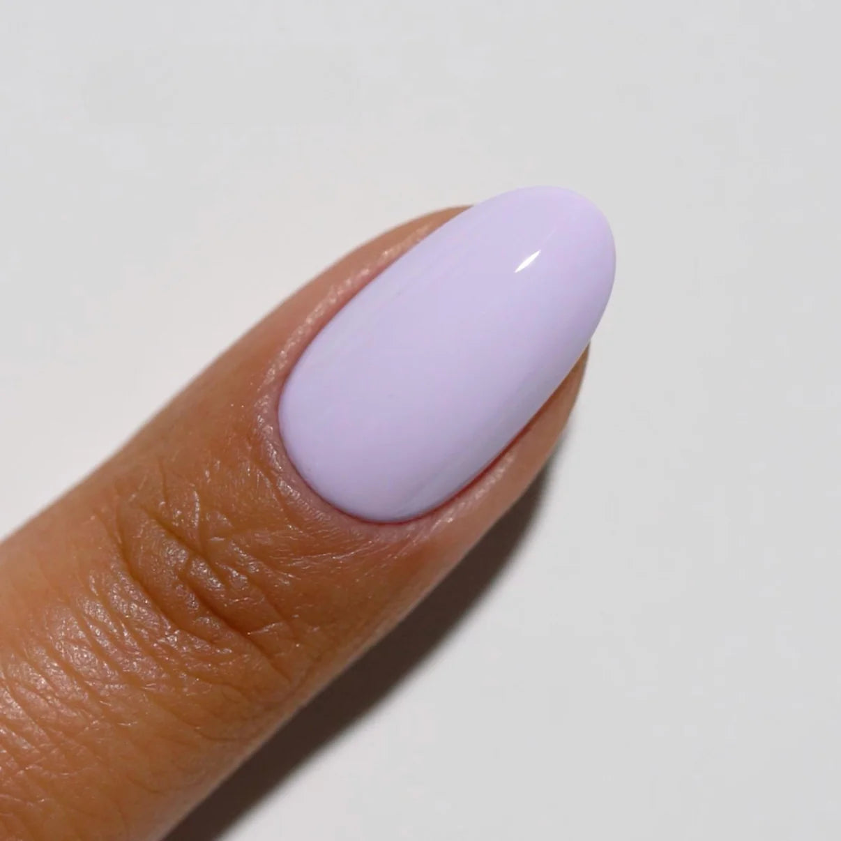Swatch of DND Diva Duo Gel & Polish in Dainty Lavender 103, showcasing a soft lavender gel nail polish and lacquer finish.