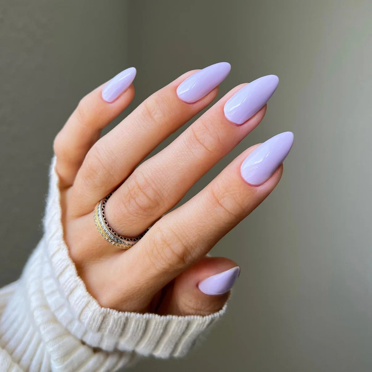 Swatch of DND Diva Duo Gel & Polish in Dainty Lavender 103, showing a smooth, lavender gel nail polish and lacquer finish.