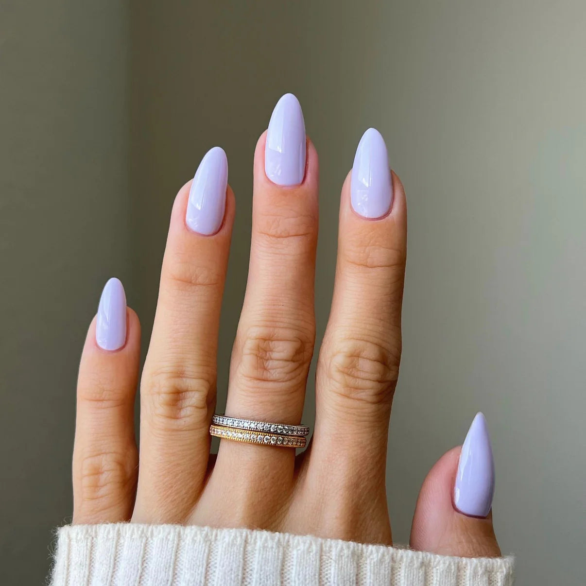 Swatch of DND Diva Duo Gel & Polish in Dainty Lavender 103, showcasing a soft lavender gel nail polish and lacquer finish.