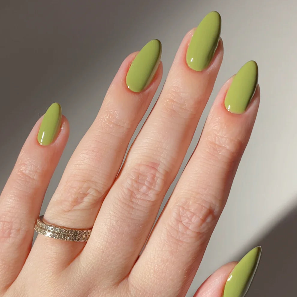 DND Diva Duo Gel & Polish in Dirty Martini 282, a stylish gel nail polish and lacquer set with a deep green color.