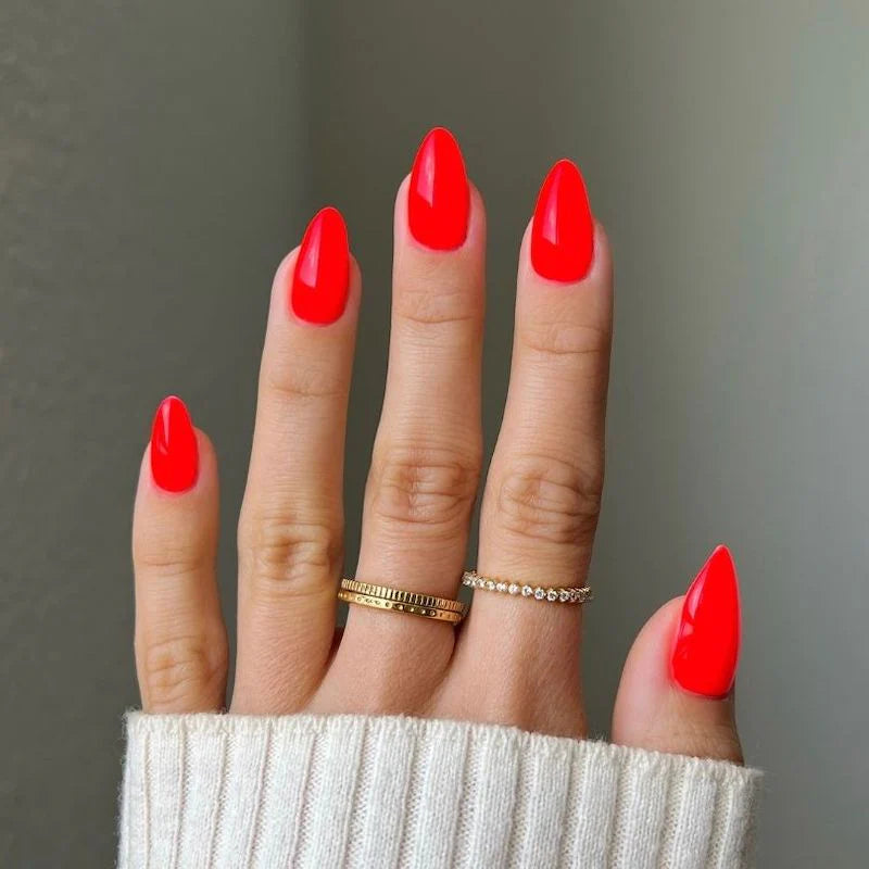DND Diva Duo Gel and Polish in Heart Eyes 4 U, featuring vibrant pink gel nail polish and lacquer for stylish manicures.