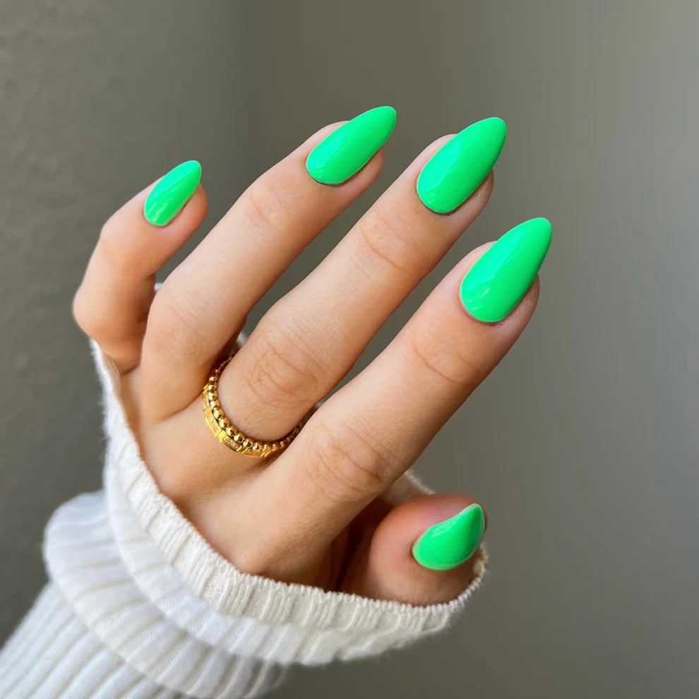 DND Diva Duo Gel & Polish in Mint Julep 274 featuring a vibrant green gel nail polish and matching lacquer in a close-up image