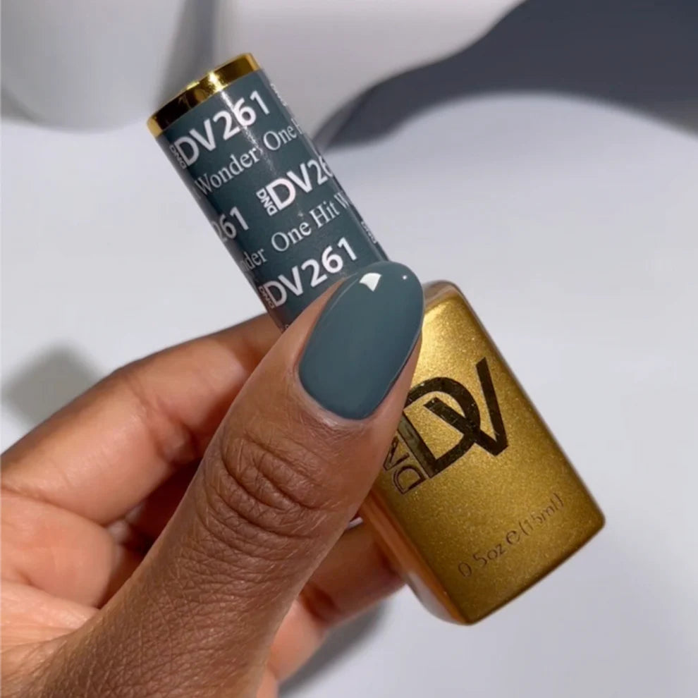 DND Diva Duo Gel & Polish in One Hit Wonder 261, a vibrant gel nail polish and lacquer set with bright pink color.