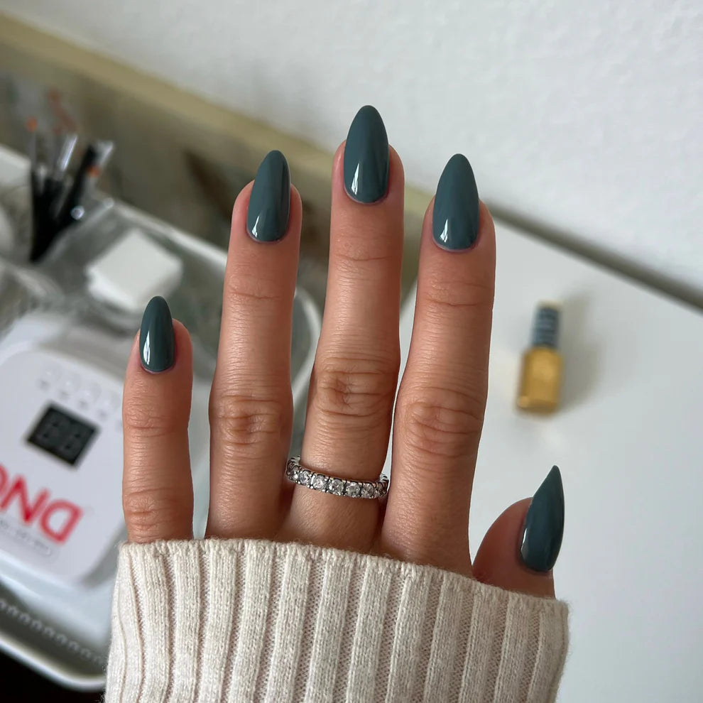 DND Diva Duo Gel & Polish One Hit Wonder 261, a vibrant gel nail polish and lacquer in a sleek bottle.