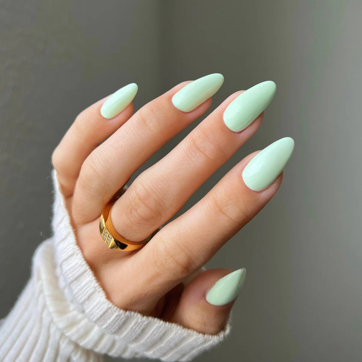 Swatch of DND Diva Duo Gel & Polish in Peppermint Marshmallow 104, featuring a glossy mint green gel nail polish and lacquer.