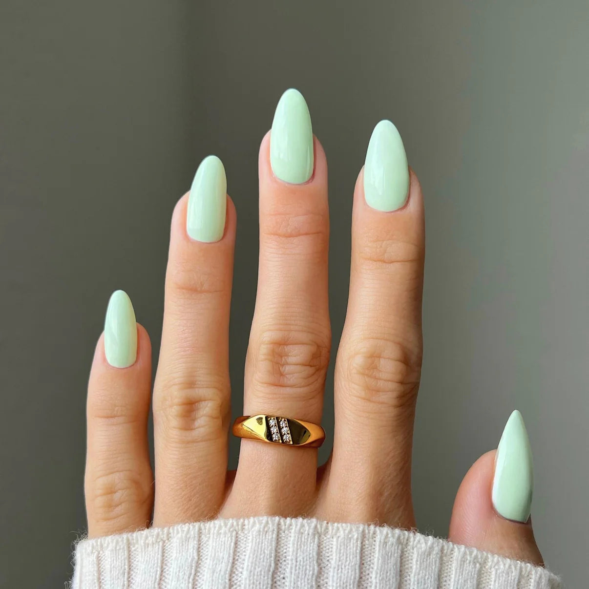 Swatch of DND Diva Duo Gel & Polish in Peppermint Marshmallow 104, showing a glossy mint green gel nail polish and lacquer.
