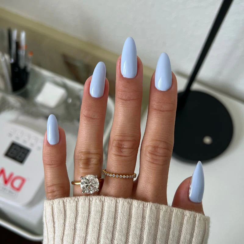 DND Diva Duo Gel & Polish Pies In The Sky 129 set with vibrant blue gel nail polish and matching lacquer, shown on a hand.