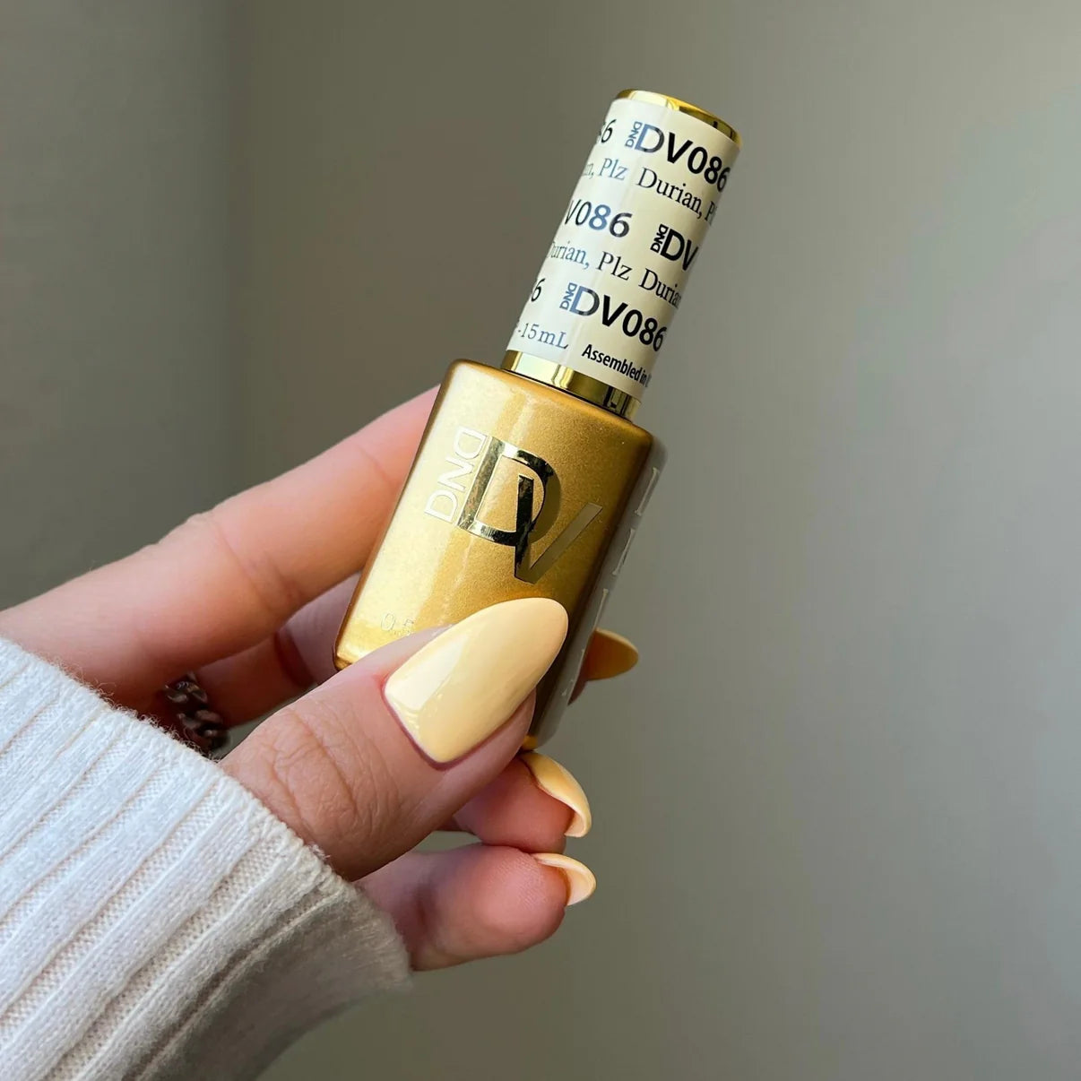 DND Diva Duo Gel & Polish in Plz Durian 086, showcasing a vibrant, glossy gel nail polish and lacquer swatch.