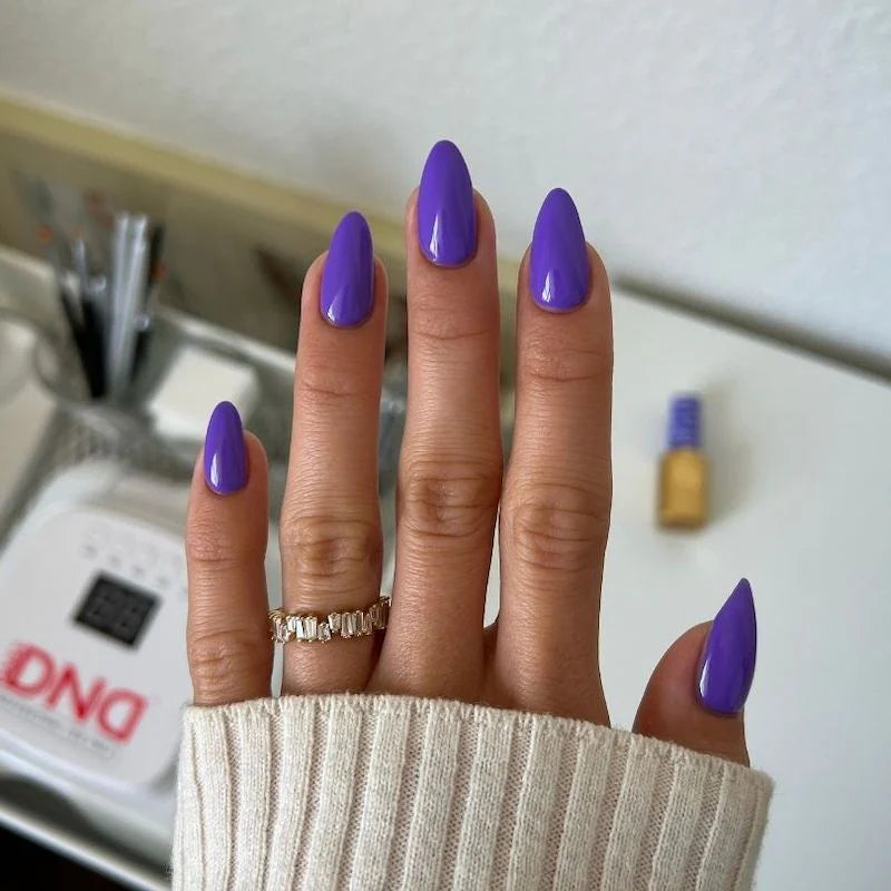 DND Diva Duo Gel & Polish Scorpio's Discovery 225 with glossy gel nail polish and lacquer in a dark, shimmering shade.