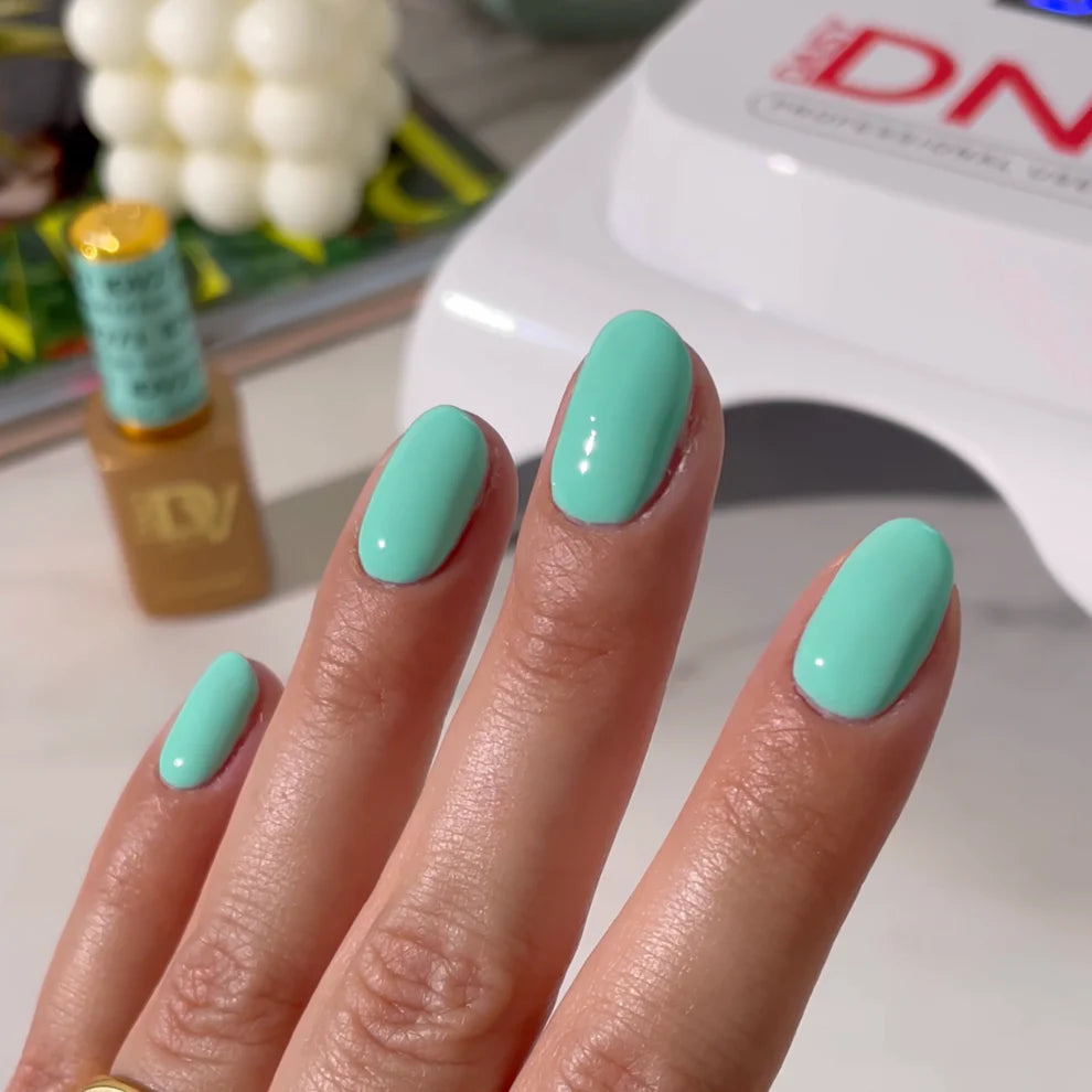 DND Diva Duo Gel & Polish Sound Of Rain 273, gel nail polish and lacquer in a soft rain-inspired shade, shown on nails.