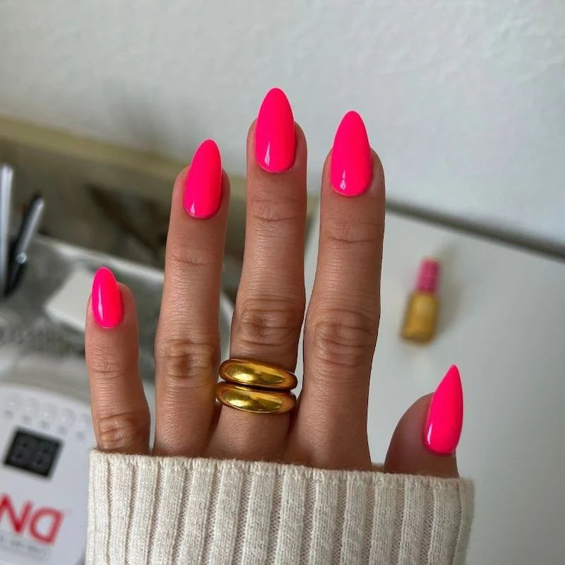 DND Diva Duo Gel & Polish in Strawberry Margarita 230, featuring vibrant pink gel nail polish and lacquer for a glossy manicure
