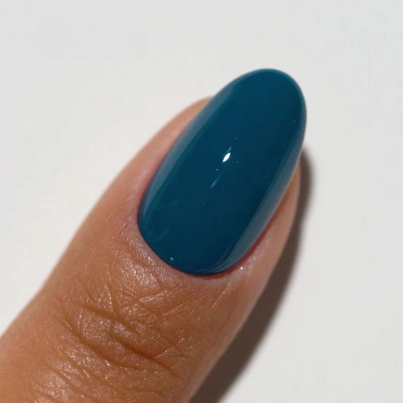 DND Diva Duo Gel & Polish in Teal Treasures 245, featuring vibrant teal gel nail polish and lacquer, showcased in a beauty salon setting.