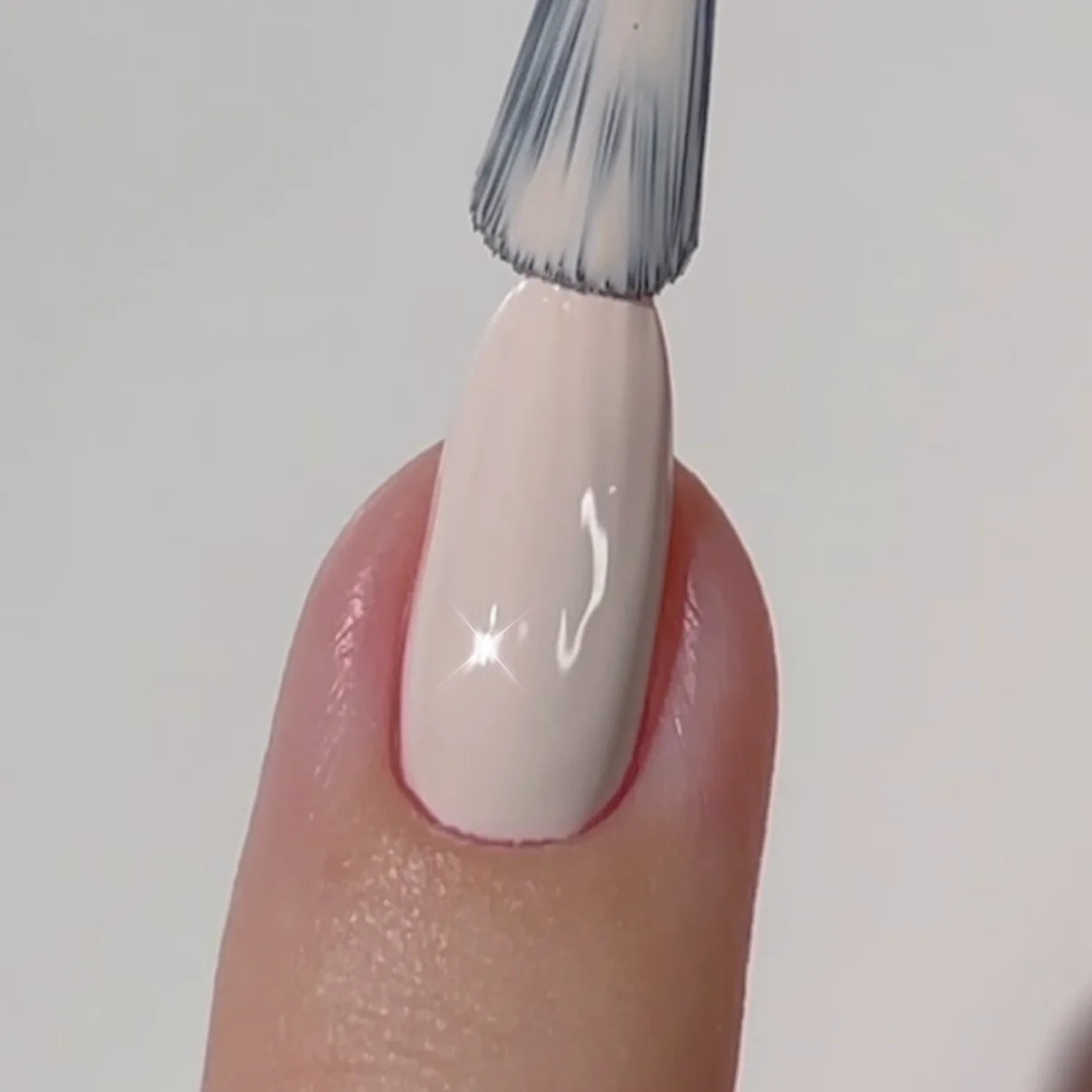 DND Diva Duo Gel & Polish in Vanilla Creme 043, showcasing a swatch of the light, creamy beige gel nail polish and lacquer.