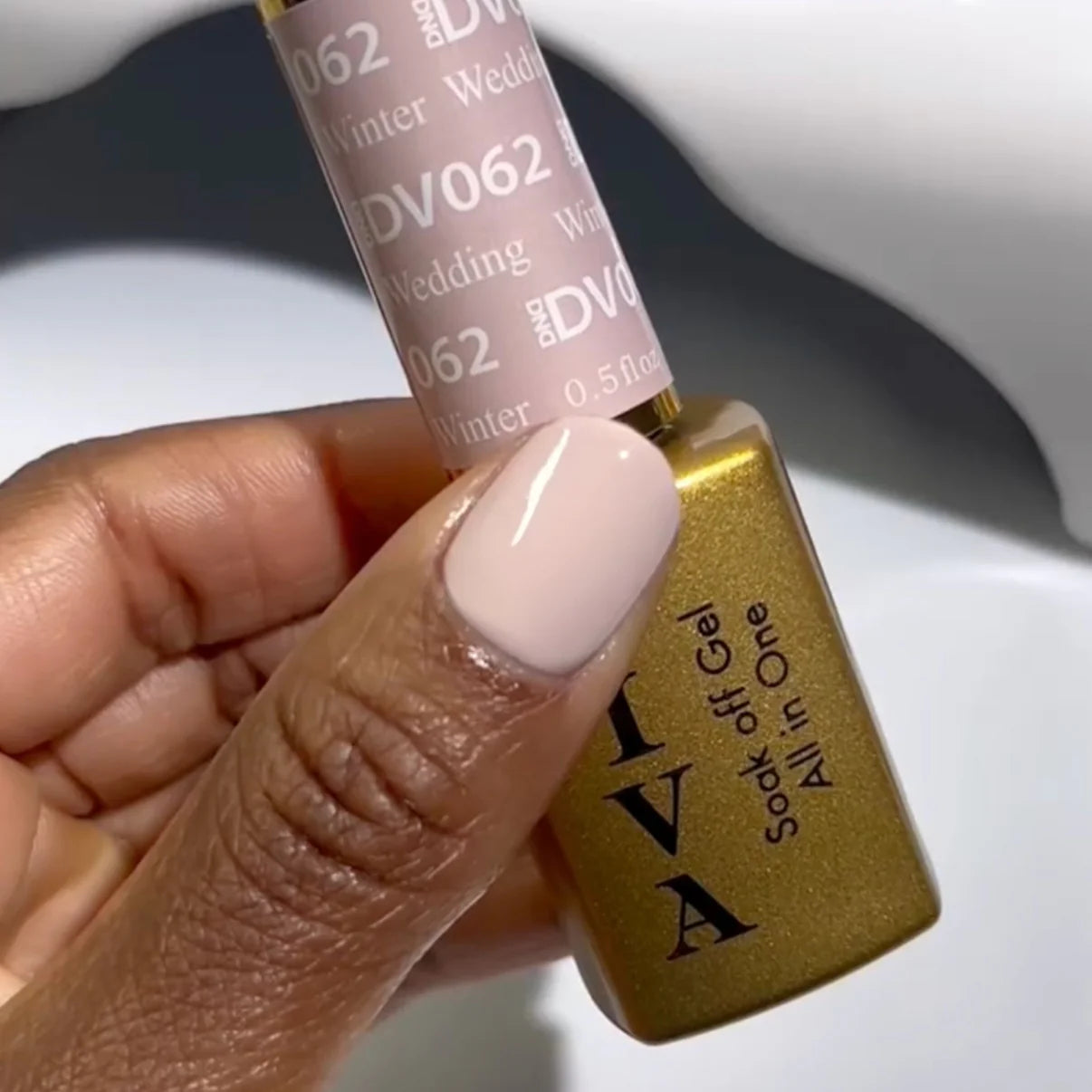 DND Diva Duo Gel & Polish Winter Wedding 062 swatch showing a elegant, creamy gel nail polish and lacquer in a soft wedding-inspired shade.