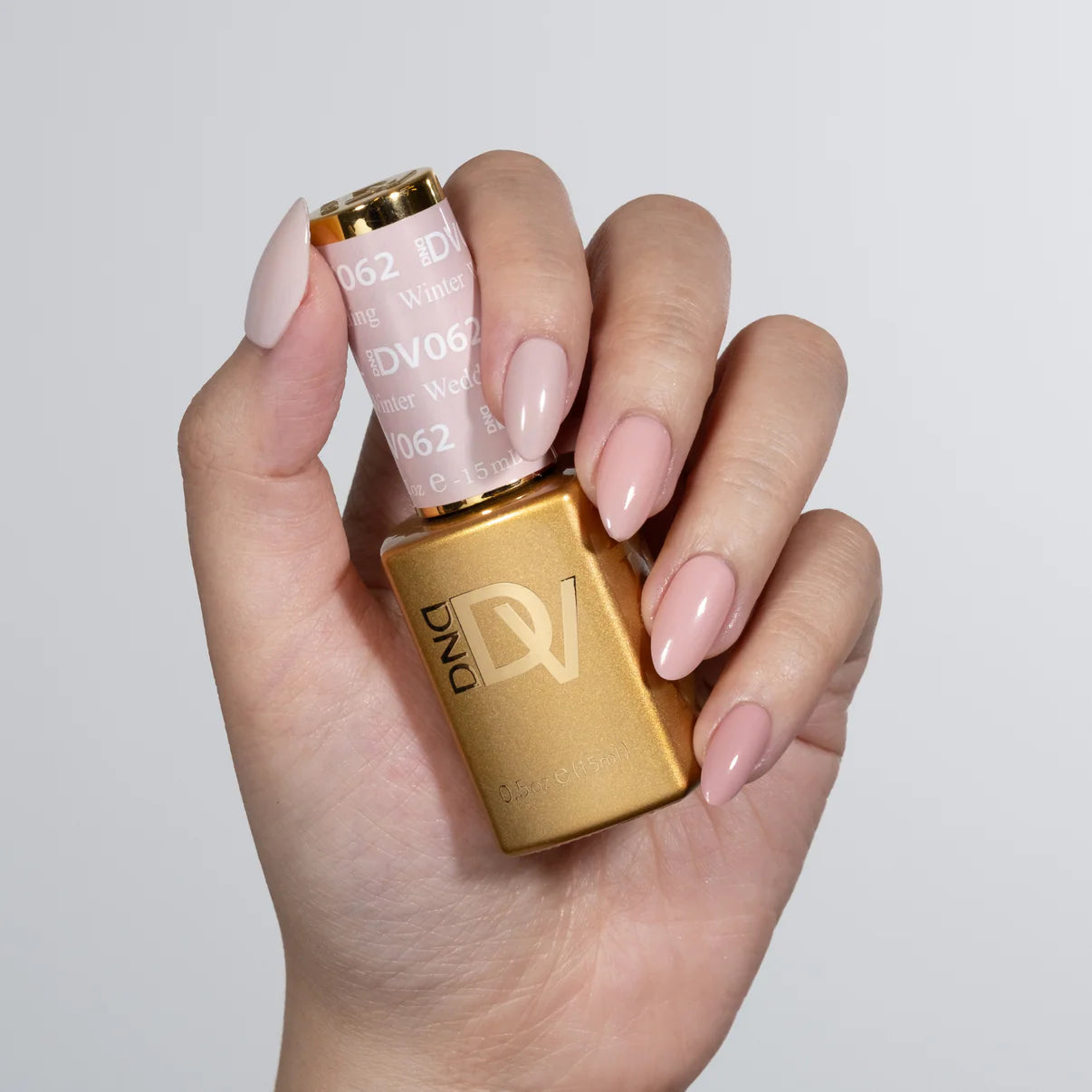 DND Diva Duo Gel & Polish in Winter Wedding 062, featuring a swatch of the gel nail polish and lacquer on nails.